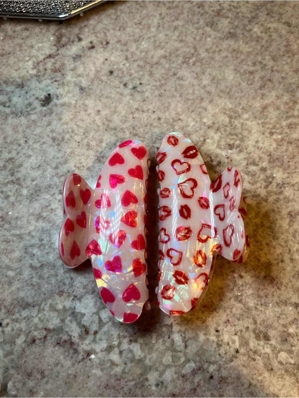 Iridescent Heart & Lip Print Hair Claw Pair - Pink/Red